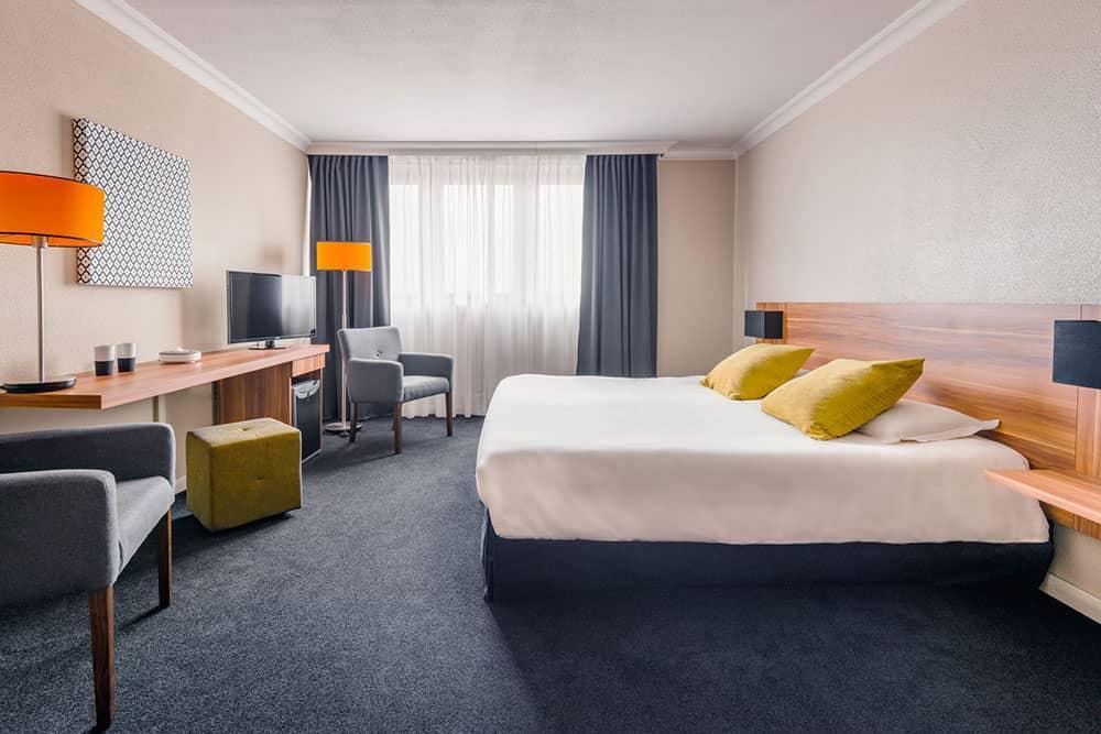 Chambre lit double hôtel 4 étoiles Atrium****
